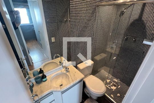 Banheiro  de apartamento à venda com 2 quartos, 60m² em Pinheiros, São Paulo