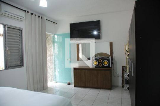 Quarto 1 de casa para alugar com 3 quartos, 380m² em Santo Antônio, Osasco