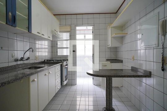 Cozinha de apartamento para alugar com 3 quartos, 86m² em Trindade, Florianópolis