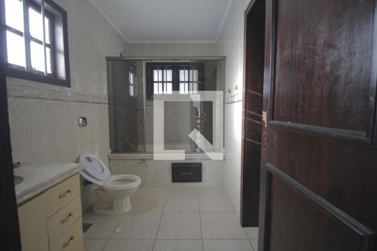 Banheiro da Suíte de casa à venda com 4 quartos, 300m² em Centro, Canoas