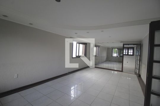 Casa à venda com 4 quartos, 300m² em Centro, Canoas