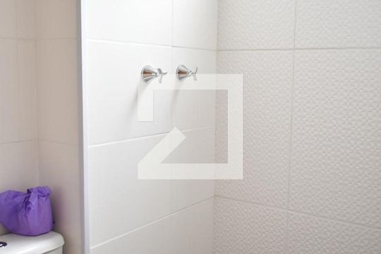 Banheiro de apartamento para alugar com 2 quartos, 54m² em Inhoaíba, Rio de Janeiro