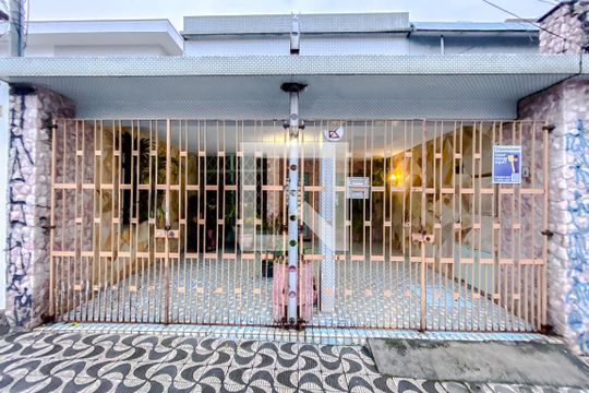 Fachada de casa à venda com 3 quartos, 240m² em Água Rasa, São Paulo