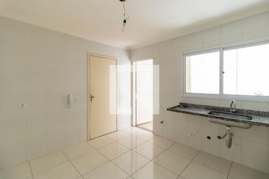 Cozinha de casa de condomínio para alugar com 2 quartos, 45m² em Vila Invernada, São Paulo