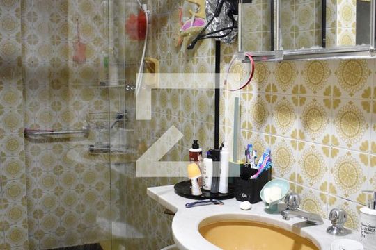 Banheiro de apartamento à venda com 4 quartos, 98m² em Água Verde, Curitiba