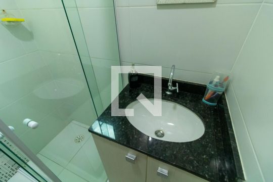 Banheiro da Suíte 1 de casa de condomínio para alugar com 2 quartos, 79m² em Vila Ré, São Paulo