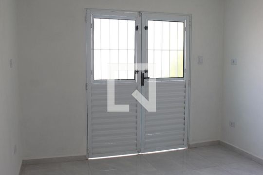 Sala de casa para alugar com 2 quartos, 60m² em Parque Peruche, São Paulo