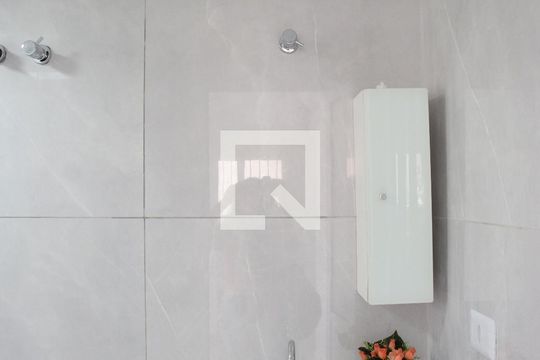 Banheiro de casa para alugar com 2 quartos, 60m² em Parque Peruche, São Paulo