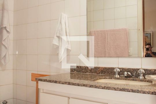 Banheiro da Suíte de apartamento à venda com 3 quartos, 136m² em Vila Mariana, São Paulo