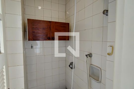 dependencia banheiro de apartamento para alugar com 2 quartos, 90m² em Pechincha, Rio de Janeiro
