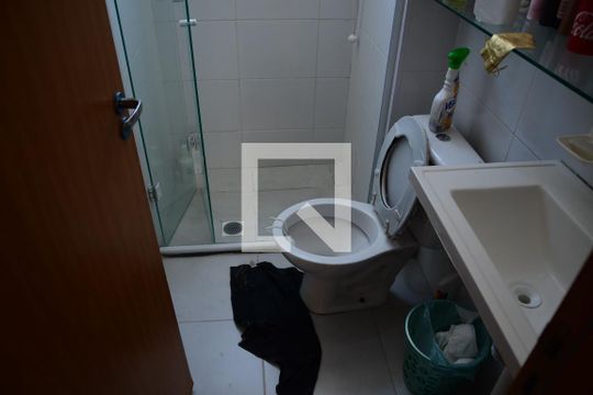 Banheiro de apartamento para alugar com 2 quartos, 39m² em Jardim Caiapia, Cotia