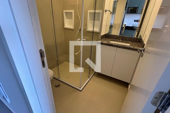Banheiro  de kitnet/studio à venda com 1 quarto, 28m² em Pinheiros, São Paulo