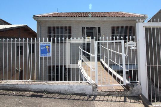 Fachada de casa à venda com 4 quartos, 250m² em Santo Antônio, Porto Alegre