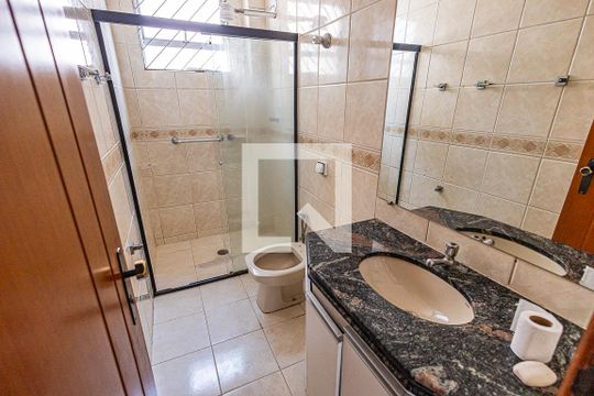 Banheiro de apartamento para alugar com 3 quartos, 82m² em Santa Rosa, Belo Horizonte