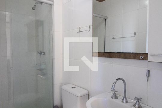 Banheiro de apartamento à venda com 3 quartos, 70m² em Passo D’areia, Porto Alegre