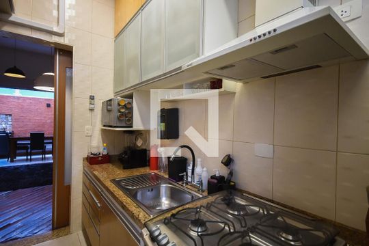 Cozinha de casa de condomínio à venda com 2 quartos, 130m² em Real Parque, São Paulo