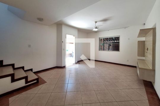 Sala de casa à venda com 3 quartos, 138m² em Itaipu, Niterói