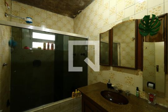Banheiro de casa à venda com 2 quartos, 148m² em Vila Vitoria, Santo André
