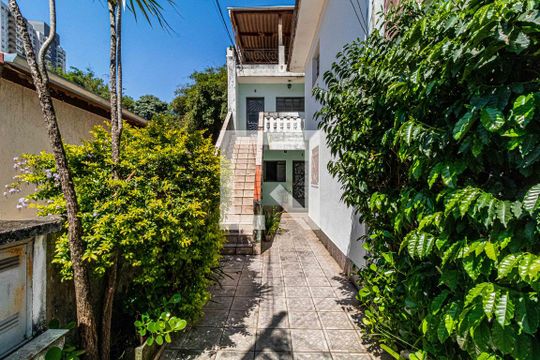 Escada de acesso de casa para alugar com 2 quartos, 60m² em Vila Sonia, São Paulo