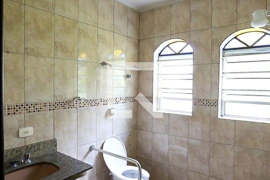 Banheiro de casa à venda com 3 quartos, 200m² em Vila Progredior, São Paulo