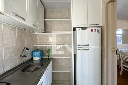 Cozinha de apartamento para alugar com 2 quartos, 36m² em São Braz, Curitiba