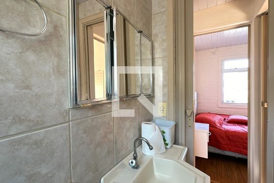 Banheiro de apartamento para alugar com 2 quartos, 36m² em São Braz, Curitiba