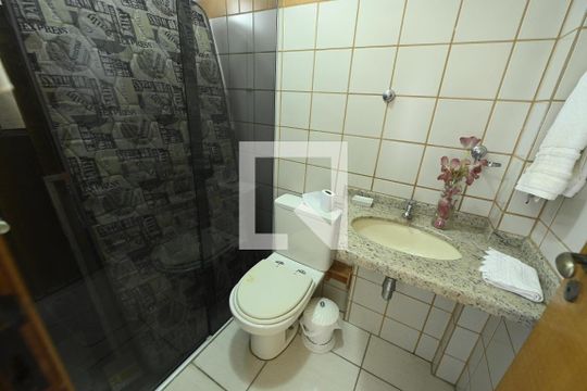 Banheiro de serviço de apartamento para alugar com 3 quartos, 97m² em Jardim Goiás, Goiânia