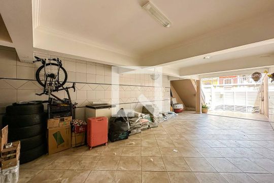 Garagem  de casa à venda com 3 quartos, 200m² em São Domingos, São Paulo