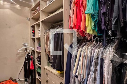 Closet  de casa à venda com 3 quartos, 200m² em São Domingos, São Paulo