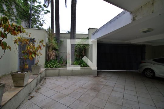 Garagem de casa à venda com 3 quartos, 370m² em Morumbi, São Paulo