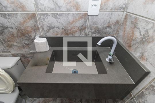 Banheiro de apartamento à venda com 2 quartos, 48m² em Protásio Alves, Porto Alegre
