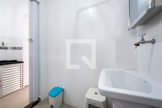 Banheiro de kitnet/studio para alugar com 1 quarto, 30m² em José Menino, Santos