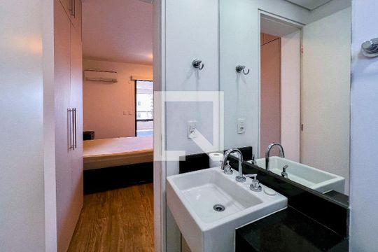 Banheiro de kitnet/studio para alugar com 1 quarto, 43m² em Vila Olímpia, São Paulo