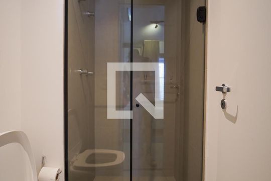 Banheiro de kitnet/studio para alugar com 1 quarto, 26m² em Perdizes, São Paulo