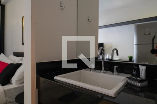 Banheiro de kitnet/studio para alugar com 1 quarto, 26m² em Perdizes, São Paulo