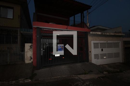 Fachada de casa à venda com 4 quartos, 200m² em Vila Constança, São Paulo