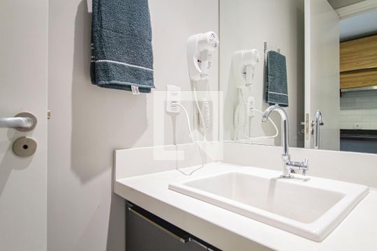 Banheiro de kitnet/studio à venda com 1 quarto, 25m² em Pinheiros, São Paulo