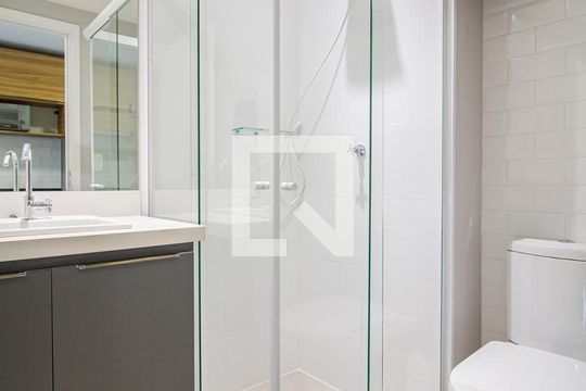 Banheiro de kitnet/studio à venda com 1 quarto, 25m² em Pinheiros, São Paulo