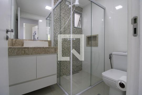 Banheiro de apartamento para alugar com 3 quartos, 75m² em Vila Sofia, São Paulo