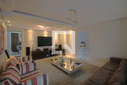 Casa para alugar com 3 quartos, 250m² em Jardim Consorcio, São Paulo