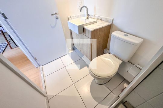 Banheiro de kitnet/studio para alugar com 1 quarto, 32m² em Pompeia, São Paulo