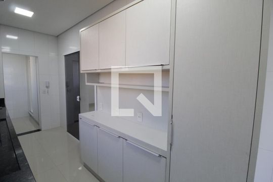 Cozinha de apartamento para alugar com 3 quartos, 127m² em Granada, Uberlândia