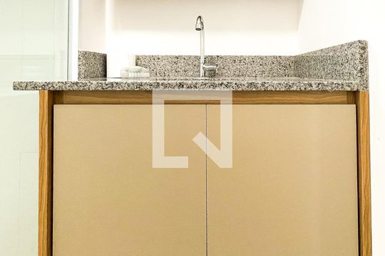 Banheiro de kitnet/studio para alugar com 1 quarto, 24m² em Pinheiros, São Paulo