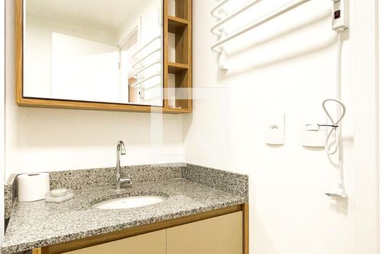 Banheiro de kitnet/studio para alugar com 1 quarto, 24m² em Pinheiros, São Paulo