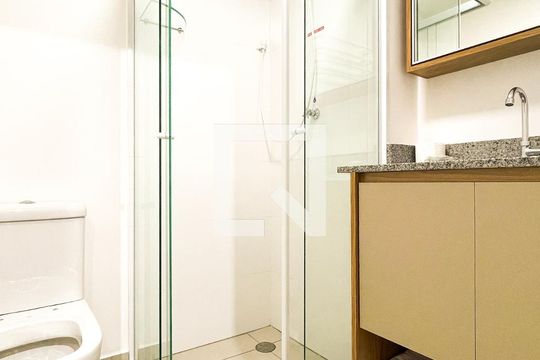 Banheiro de kitnet/studio para alugar com 1 quarto, 24m² em Pinheiros, São Paulo