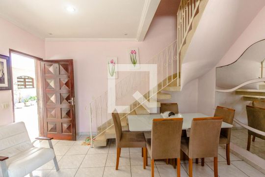 Sala de casa de condomínio para alugar com 3 quartos, 109m² em Guilhermina, Praia Grande