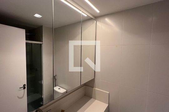 Banheiro de kitnet/studio à venda com 1 quarto, 31m² em Pinheiros, São Paulo