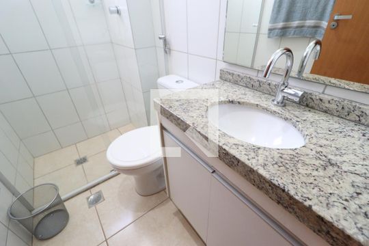 Banheiro da Suíte de apartamento para alugar com 2 quartos, 70m² em Patrimônio, Uberlândia