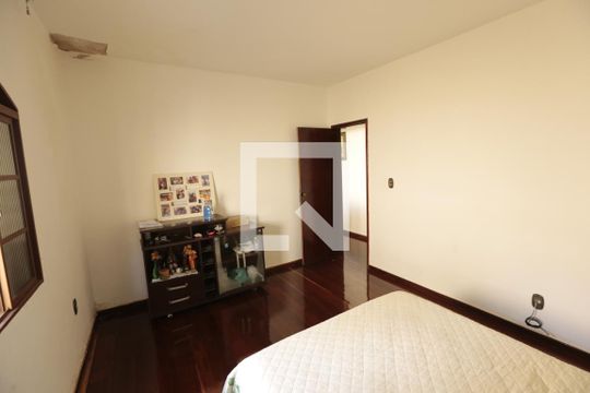 Quarto 1 de casa à venda com 3 quartos, 200m² em Barreiro, Belo Horizonte