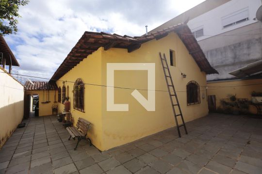 Área externa de casa à venda com 3 quartos, 200m² em Barreiro, Belo Horizonte